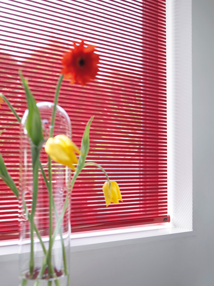 luxaflex facette blind red closed